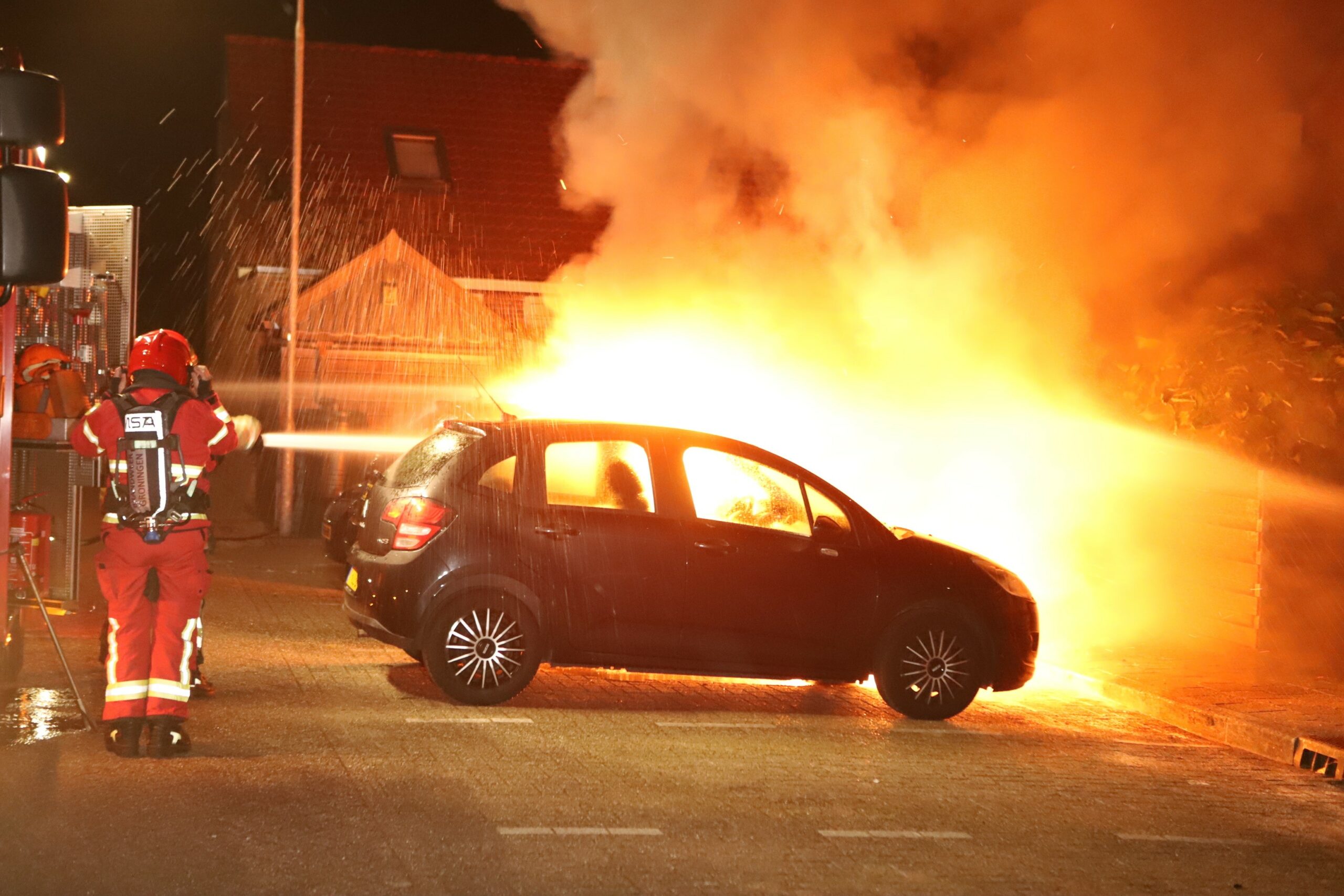 Auto door brand verwoest, twee andere beschadigd