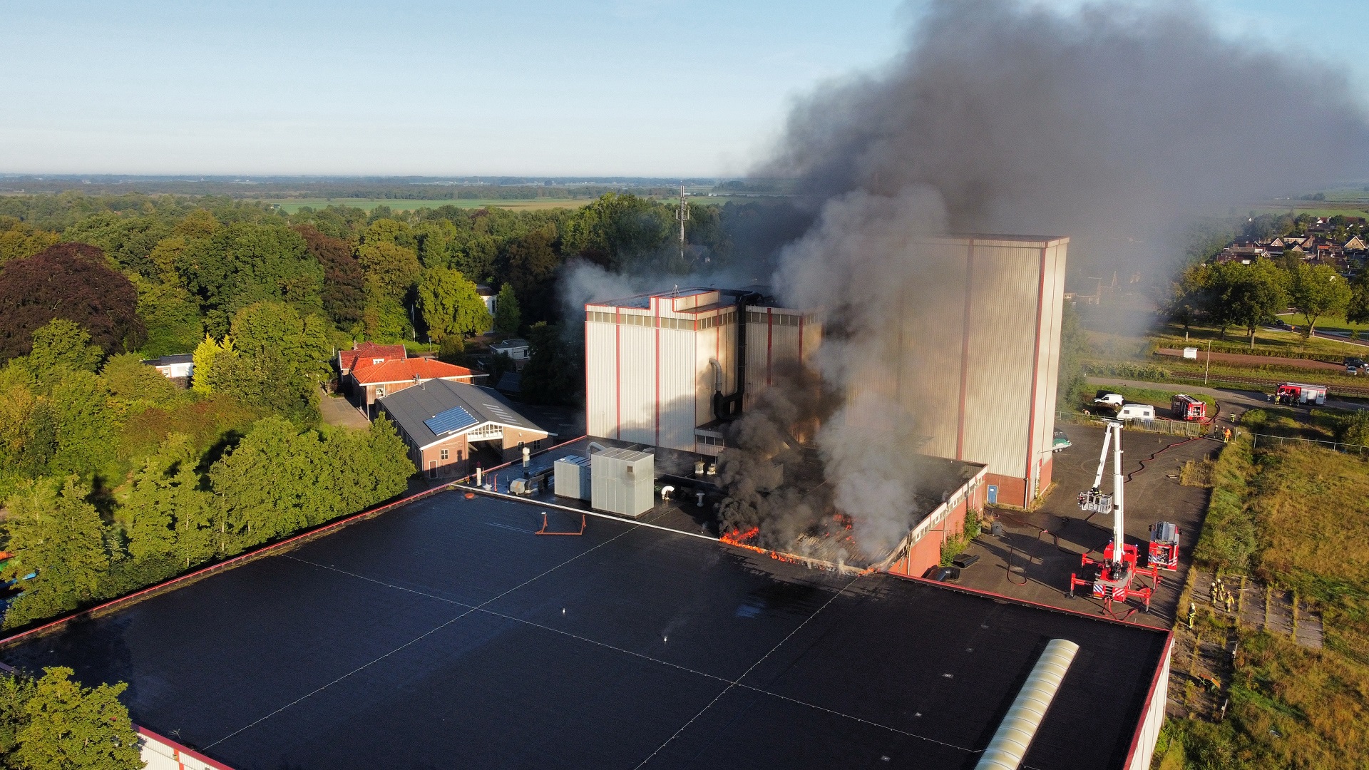 Grote brand in voormalig diervoederfabriek