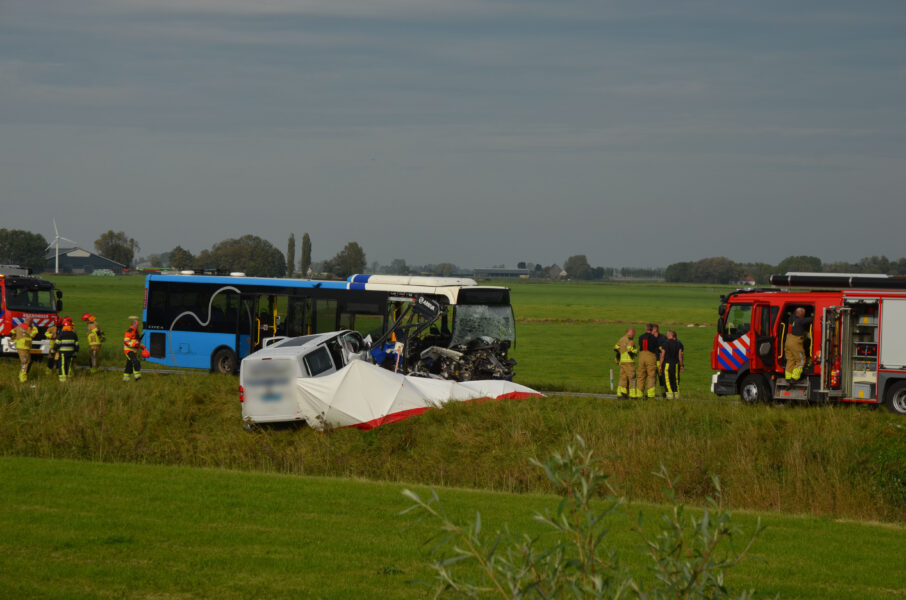 UPDATE: 14 gewonden bij frontale aanrijding tussen bus en taxi