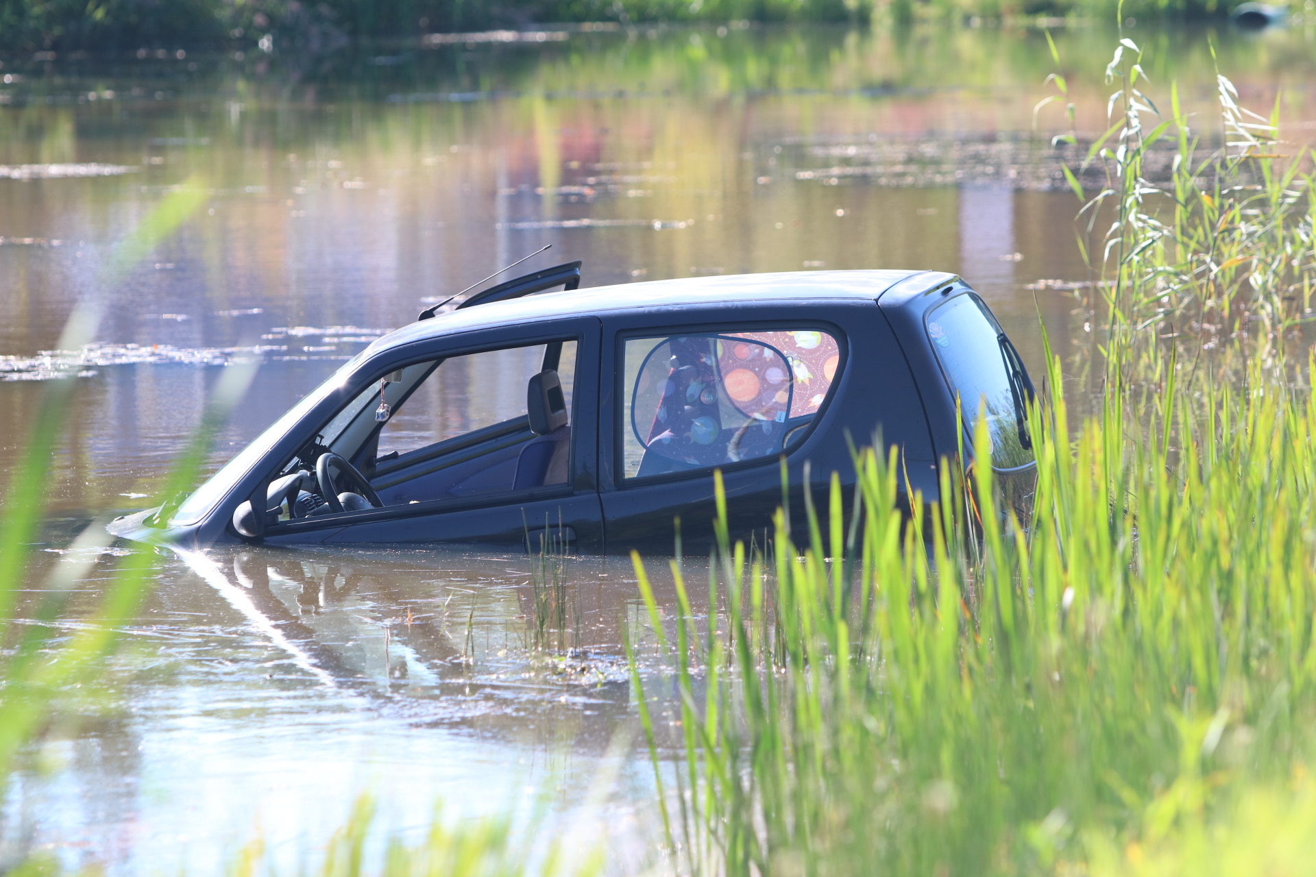 Auto belandt in water na ongeval