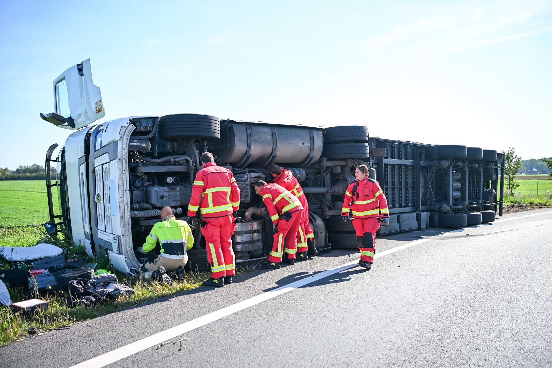 Vrachtwagen met oud papier gekanteld, chauffeur ongedeerd