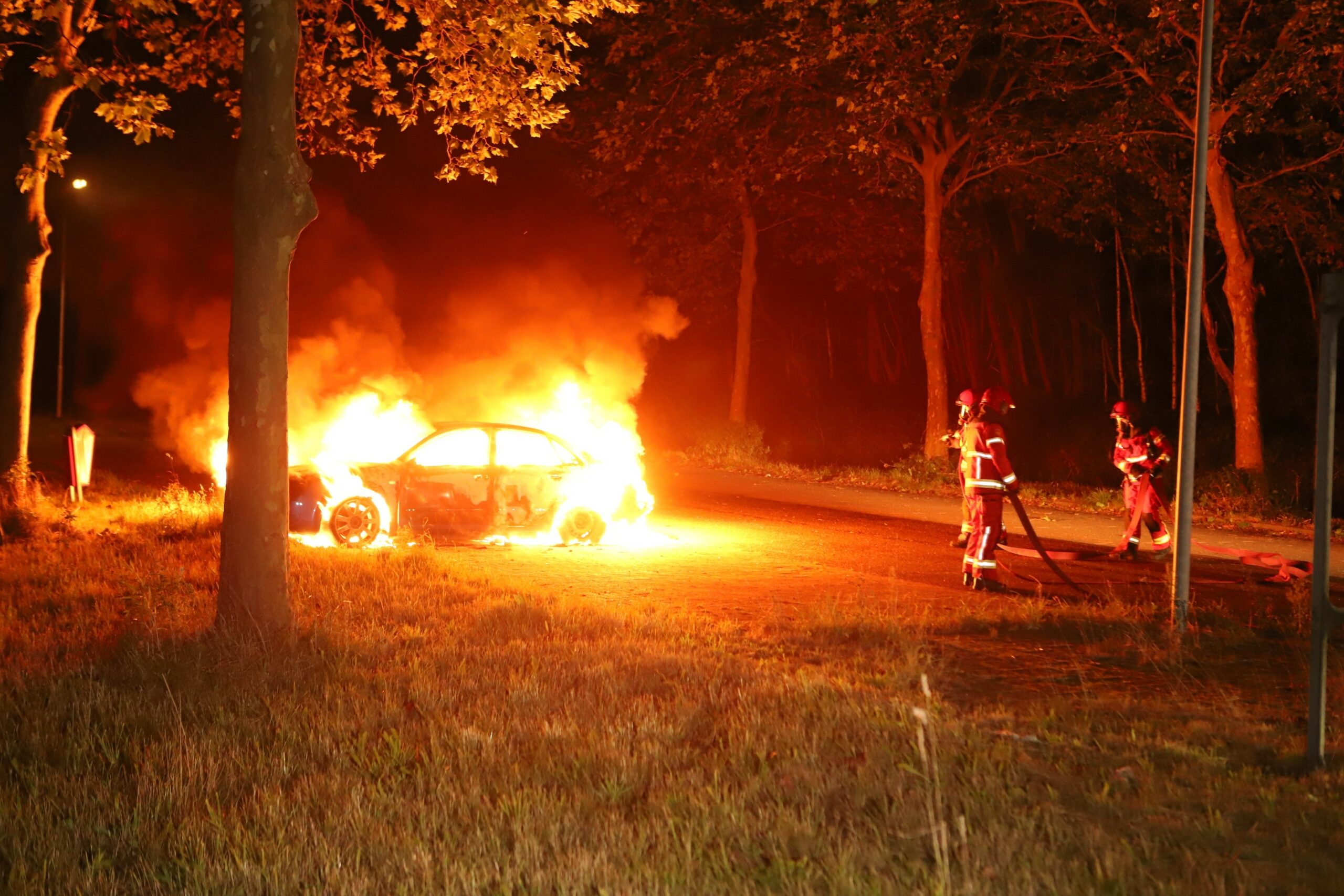 Auto in lichterlaaie op carpoolplaats