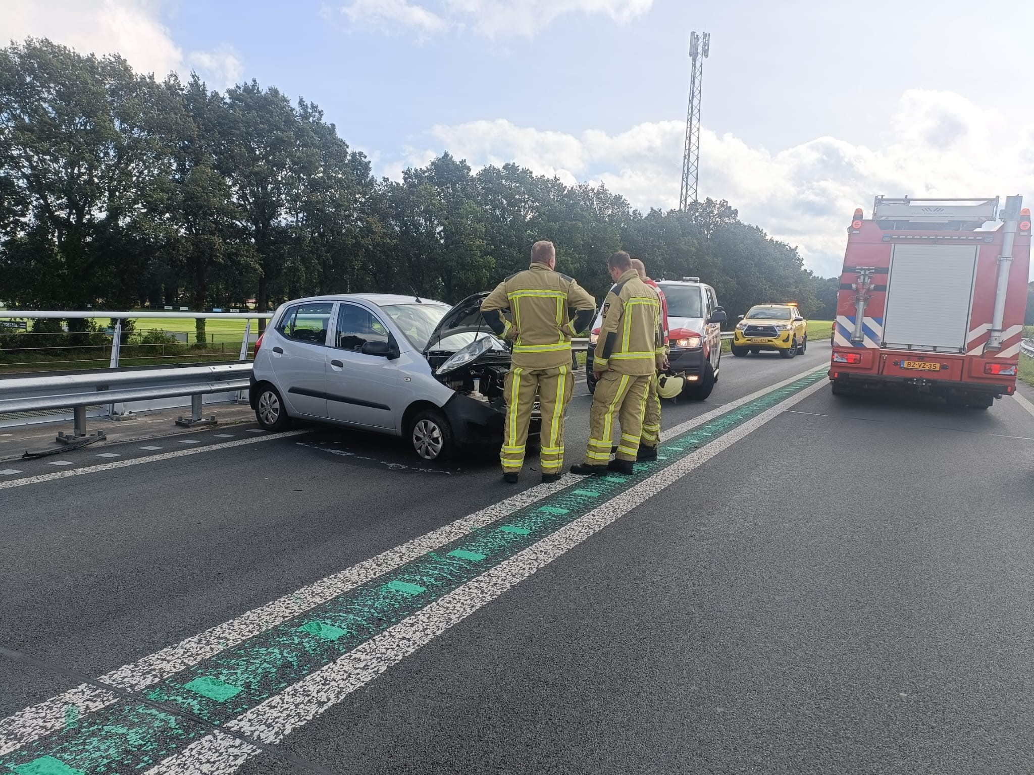 Automobilist Botst Tegen Vangrail - NoorderNieuws