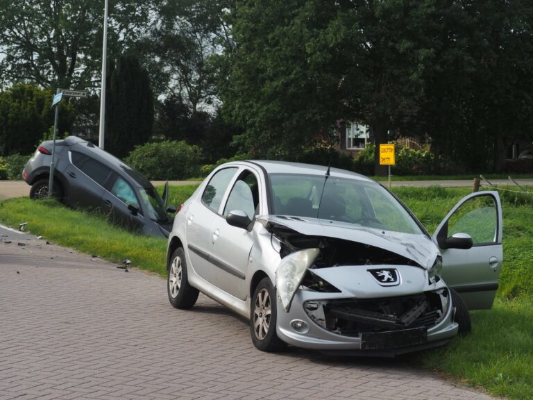 Auto belandt in sloot na botsing op kruising