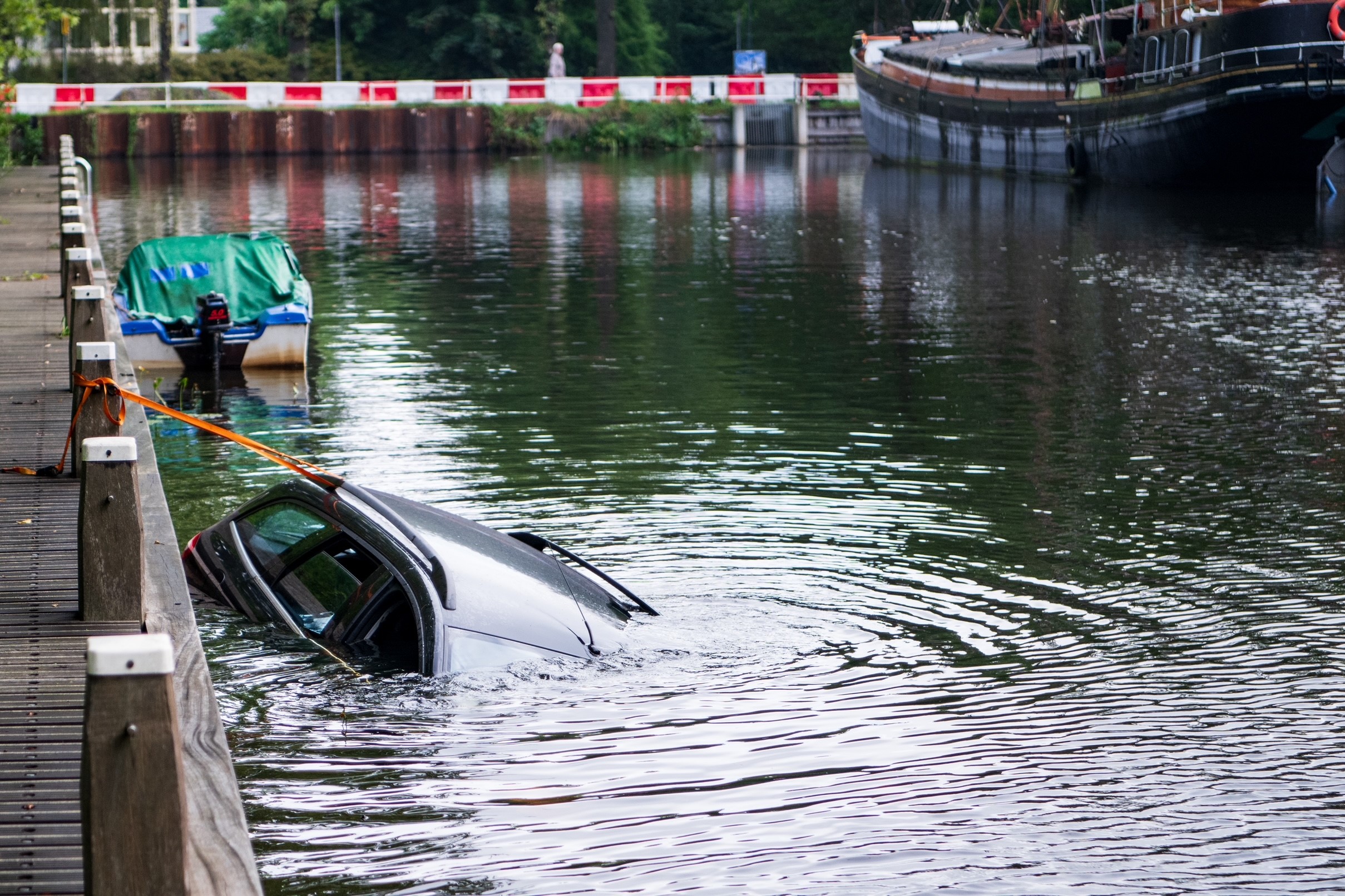 Auto belandt in water van de haven in Slochteren