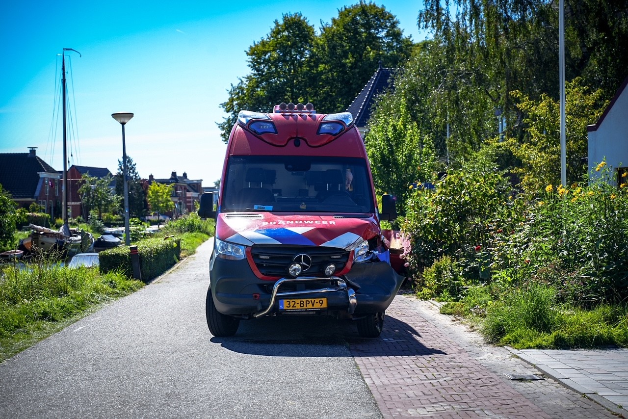 Brandweerwagen botst tegen busje tijdens uitruk