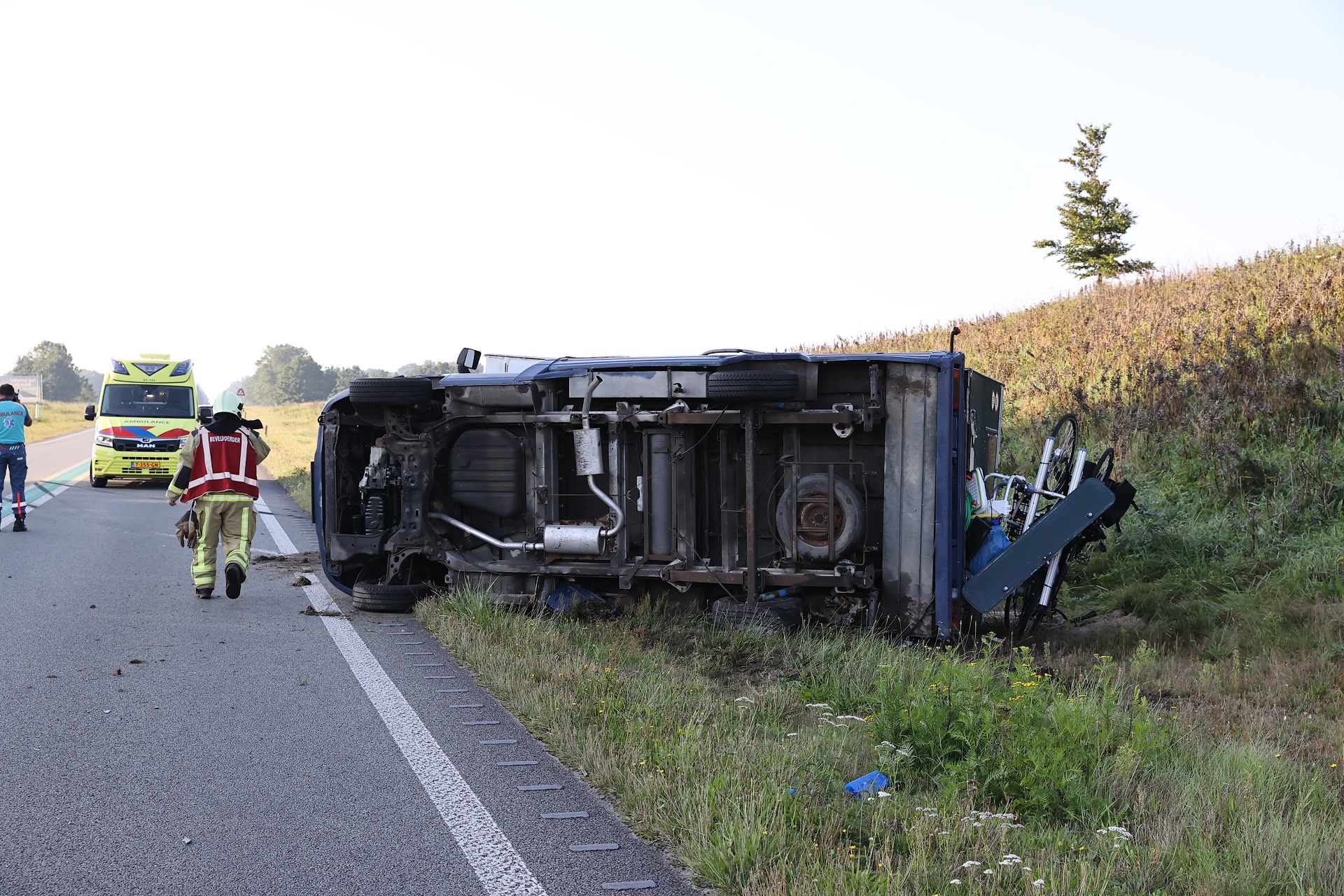 Camper kantelt na klapband