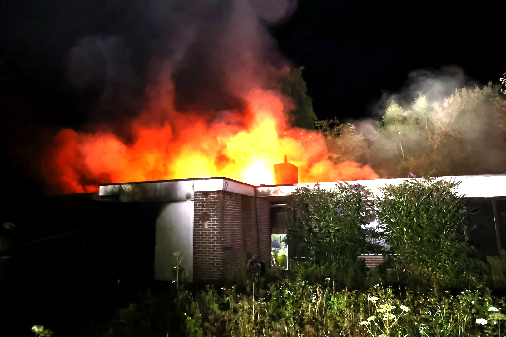Brand legt leegstaande bungalow in de as