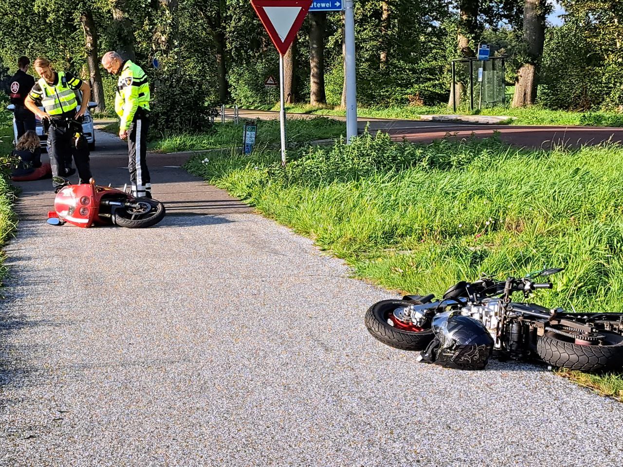 Bromfietsers ten val na botsing