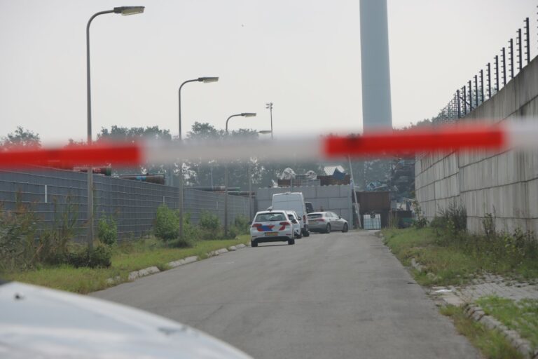 Politie en DSI doen inval bij metaalbedrijf