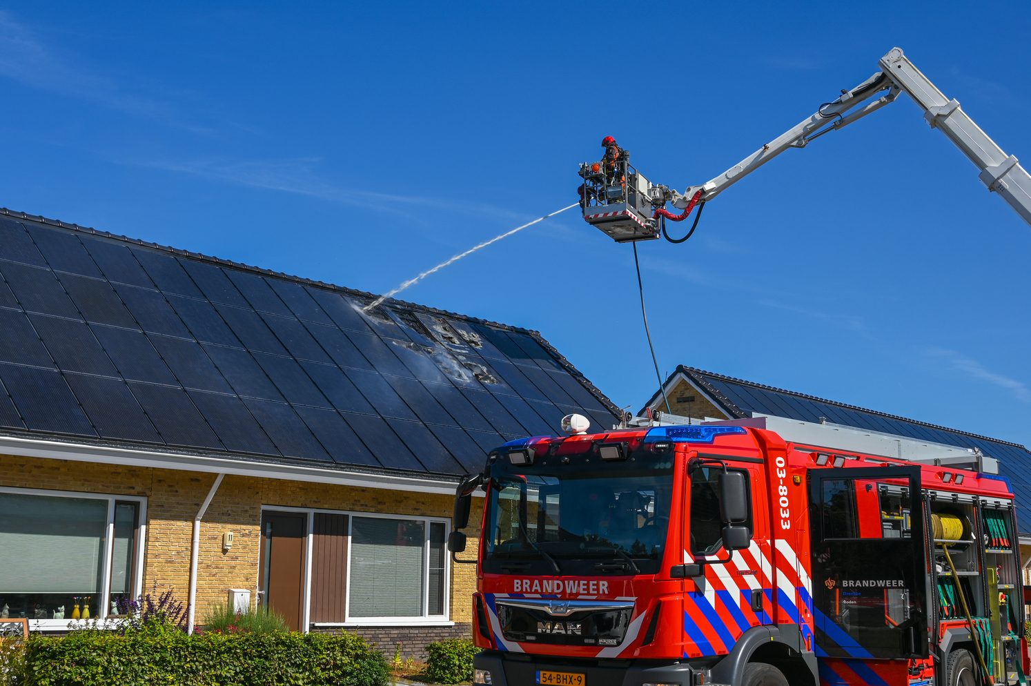 Zonnepanelen vliegen in brand op woning