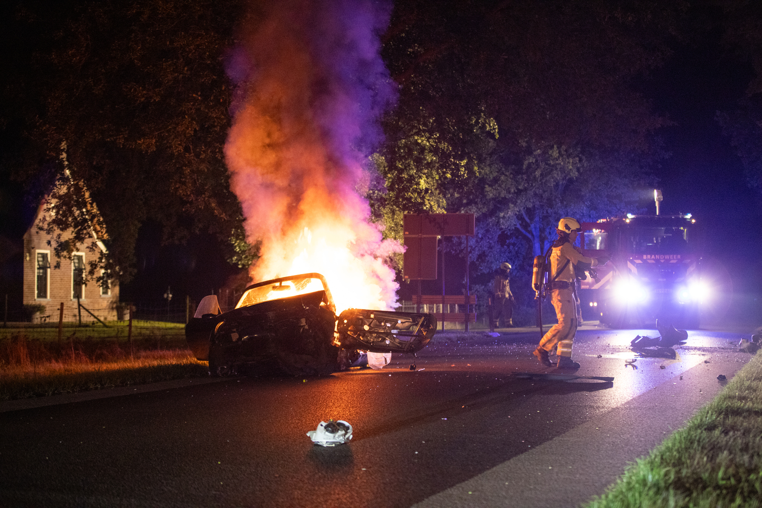 Cabrio vliegt in brand na botsing tegen boom