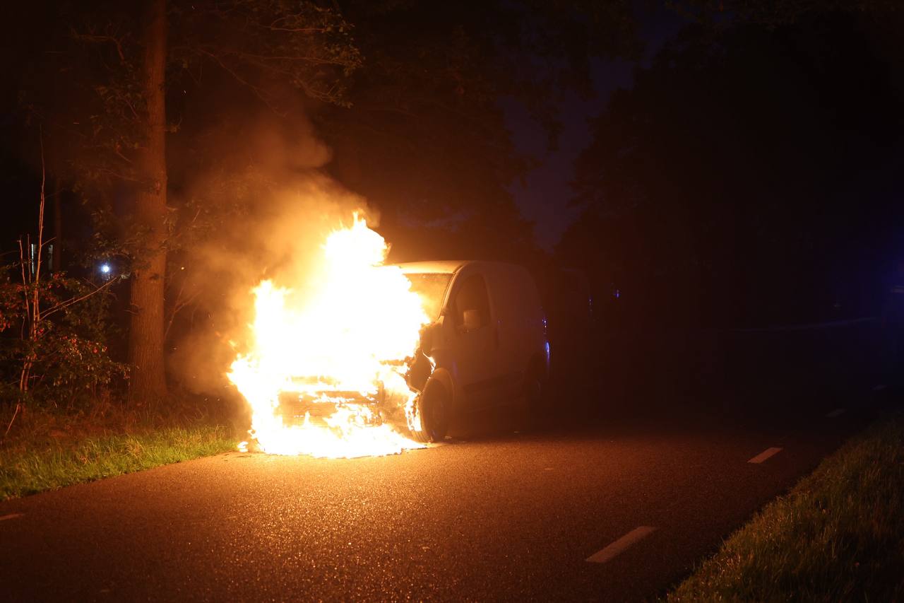 Bestelbusje volledig uitgebrand bij Ureterp