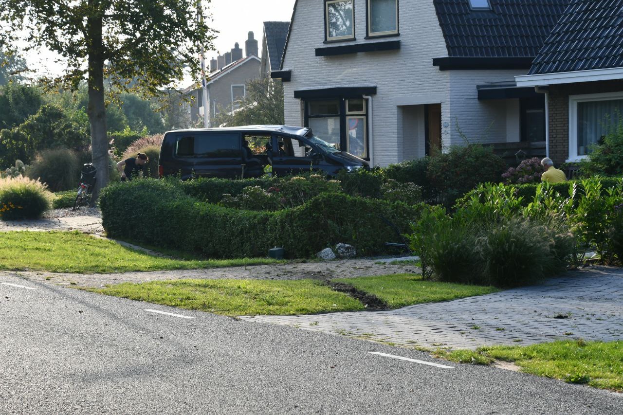 Busje vliegt over de kop, ramt telecomkast en belandt in voortuin