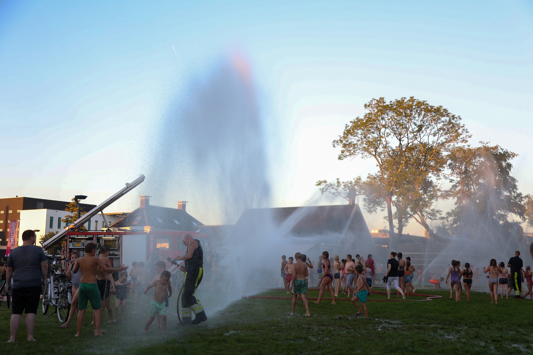 Brandweer zorgt voor verkoeling tijdens tropische hitte