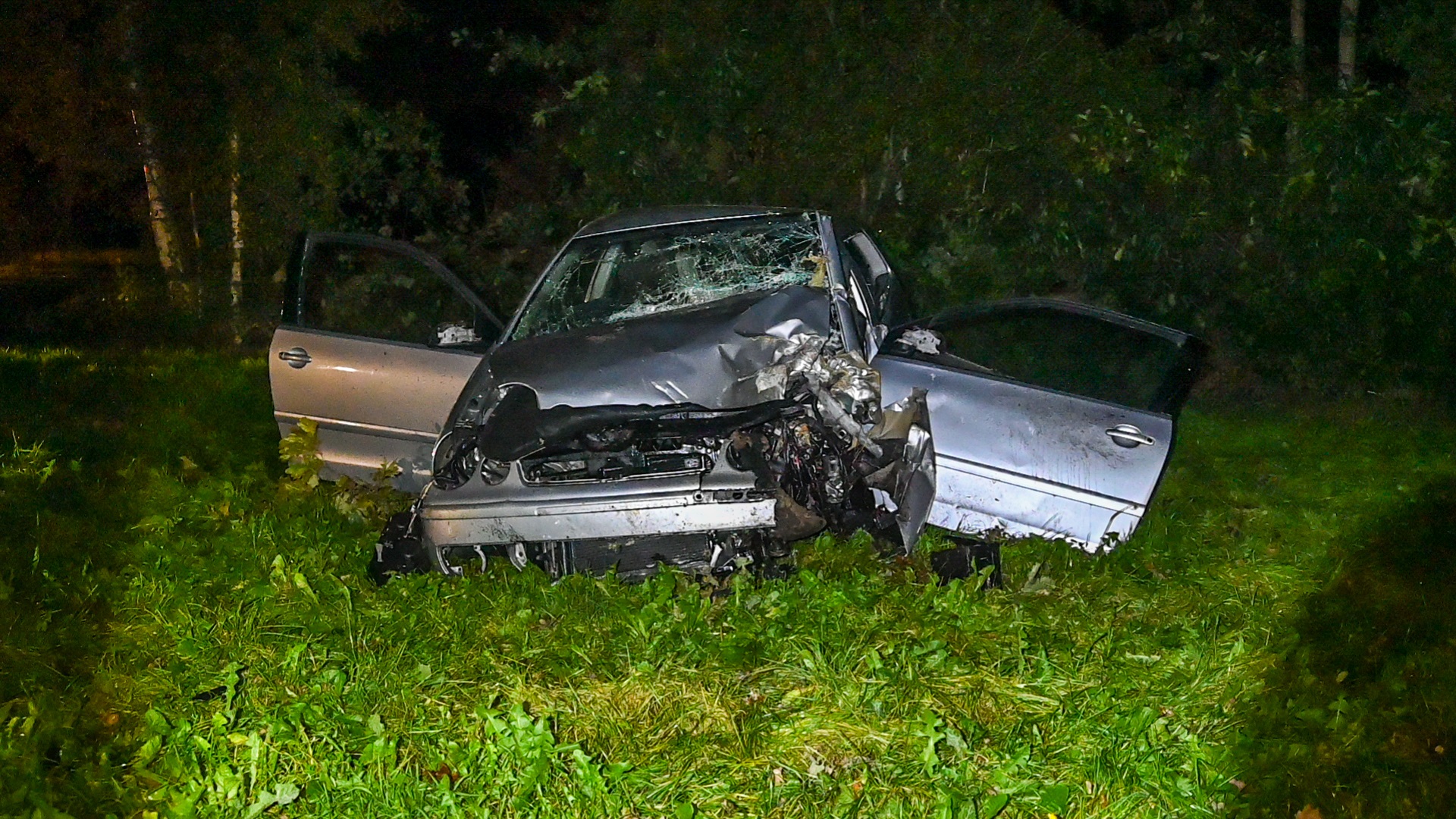 Ernstig gewonde nadat auto uit de bocht vliegt