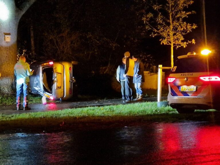 Auto belandt op z’n kant bij eenzijdig ongeval