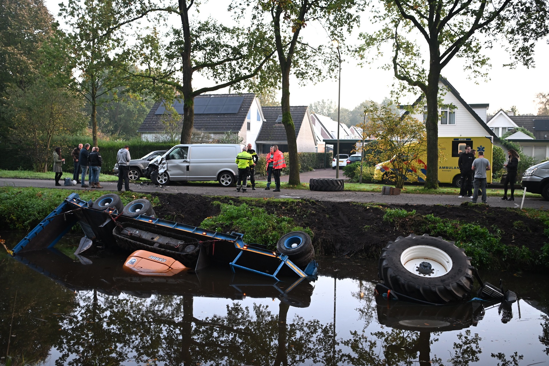 Tractor in sloot na botsing met busje