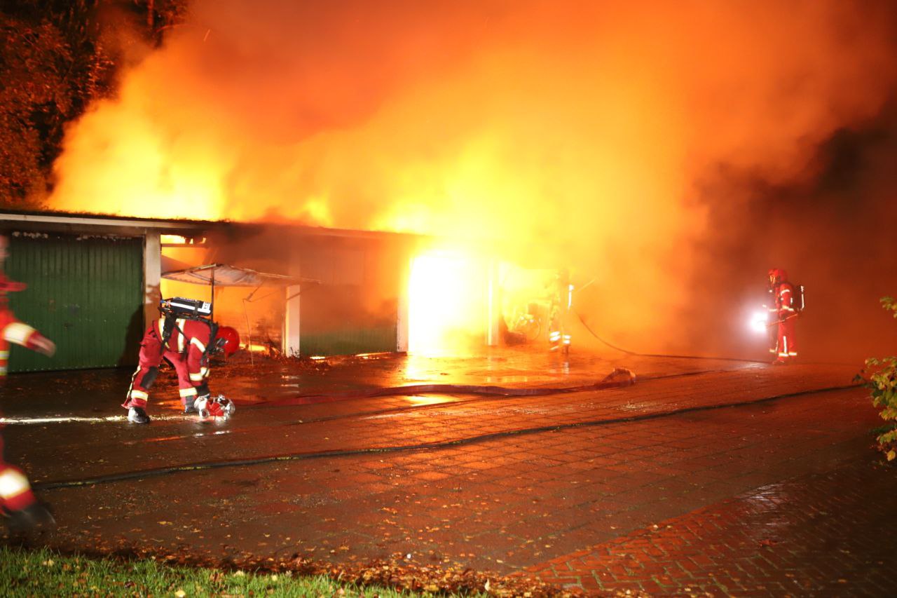 Vijf garageboxen door brand verwoest