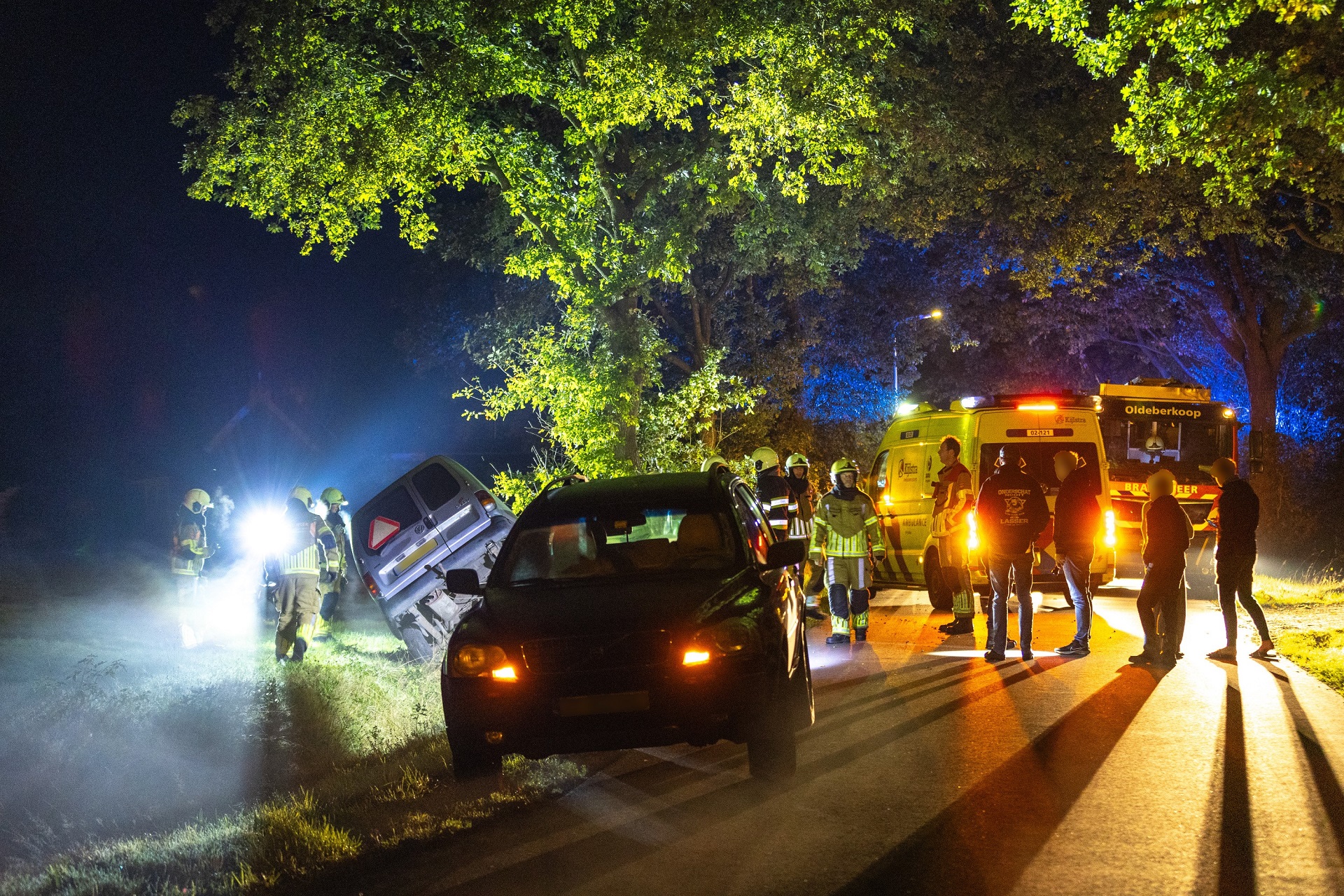 Hulpdiensten groots uitgerukt nadat auto tegen boom botst