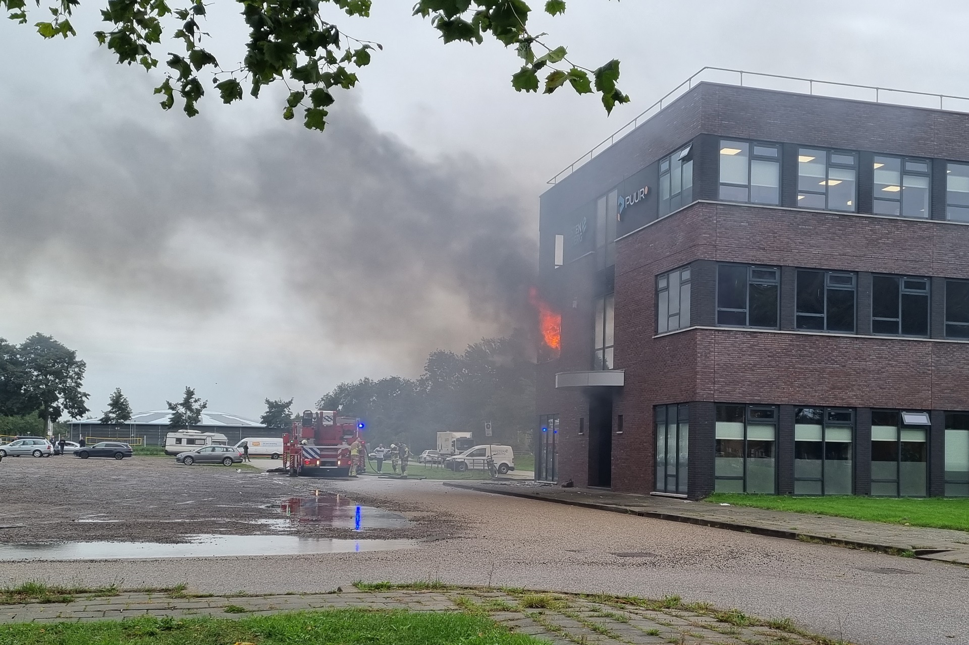 Uitslaande brand bij bedrijfspand