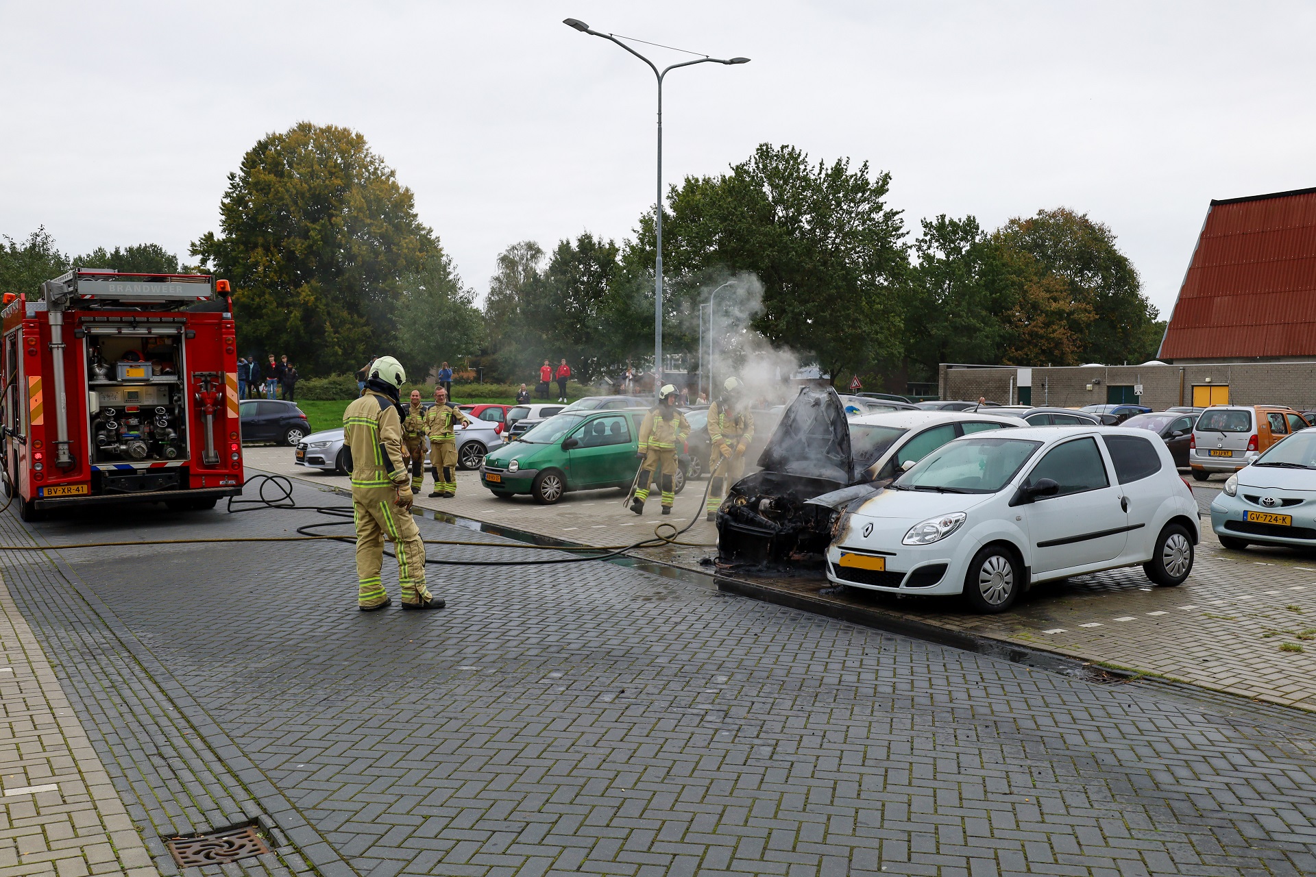 Auto vliegt in brand bij sporthal, tweede auto beschadigd
