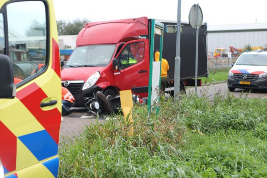 Scooterrijder Ernstig Gewond Na Botsing Met Bakwagen - NoorderNieuws