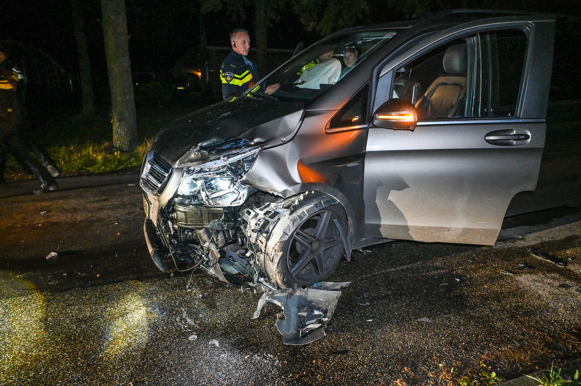 Bestuurder botst tegen geparkeerde bestelbus en raakt gewond