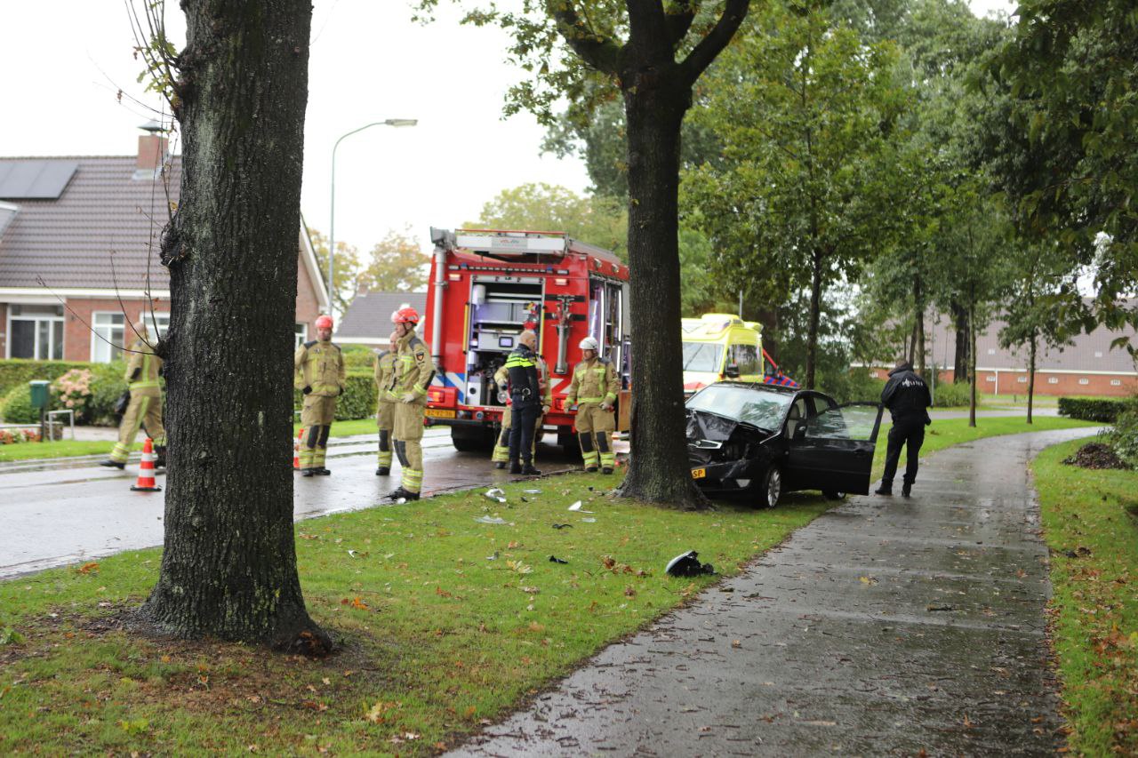 Hulpdiensten uitgerukt voor auto tegen boom