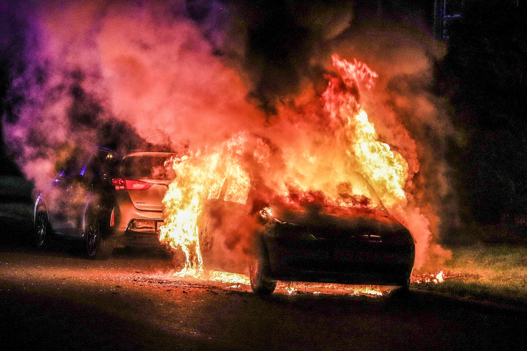 Auto verwoest door brand, brandstichting niet uitgesloten