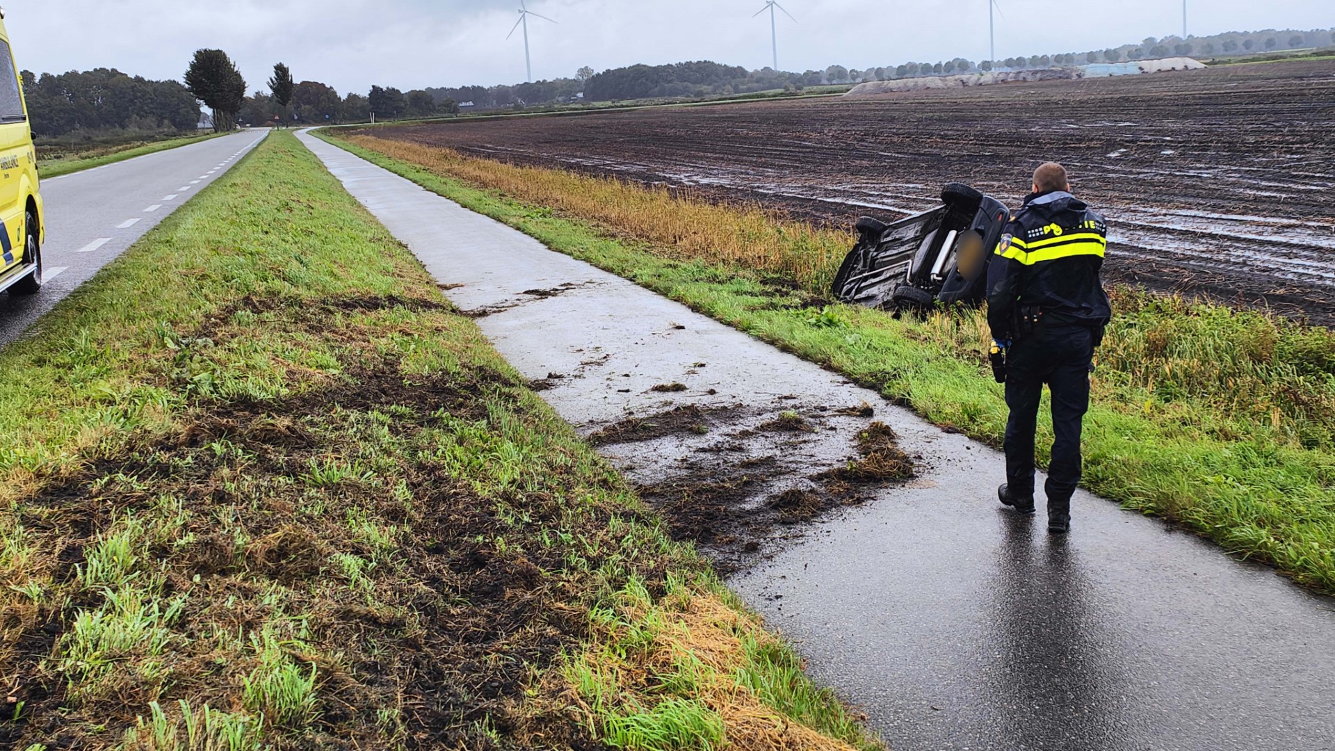 Vrouw belandt met auto op z’n kop in sloot