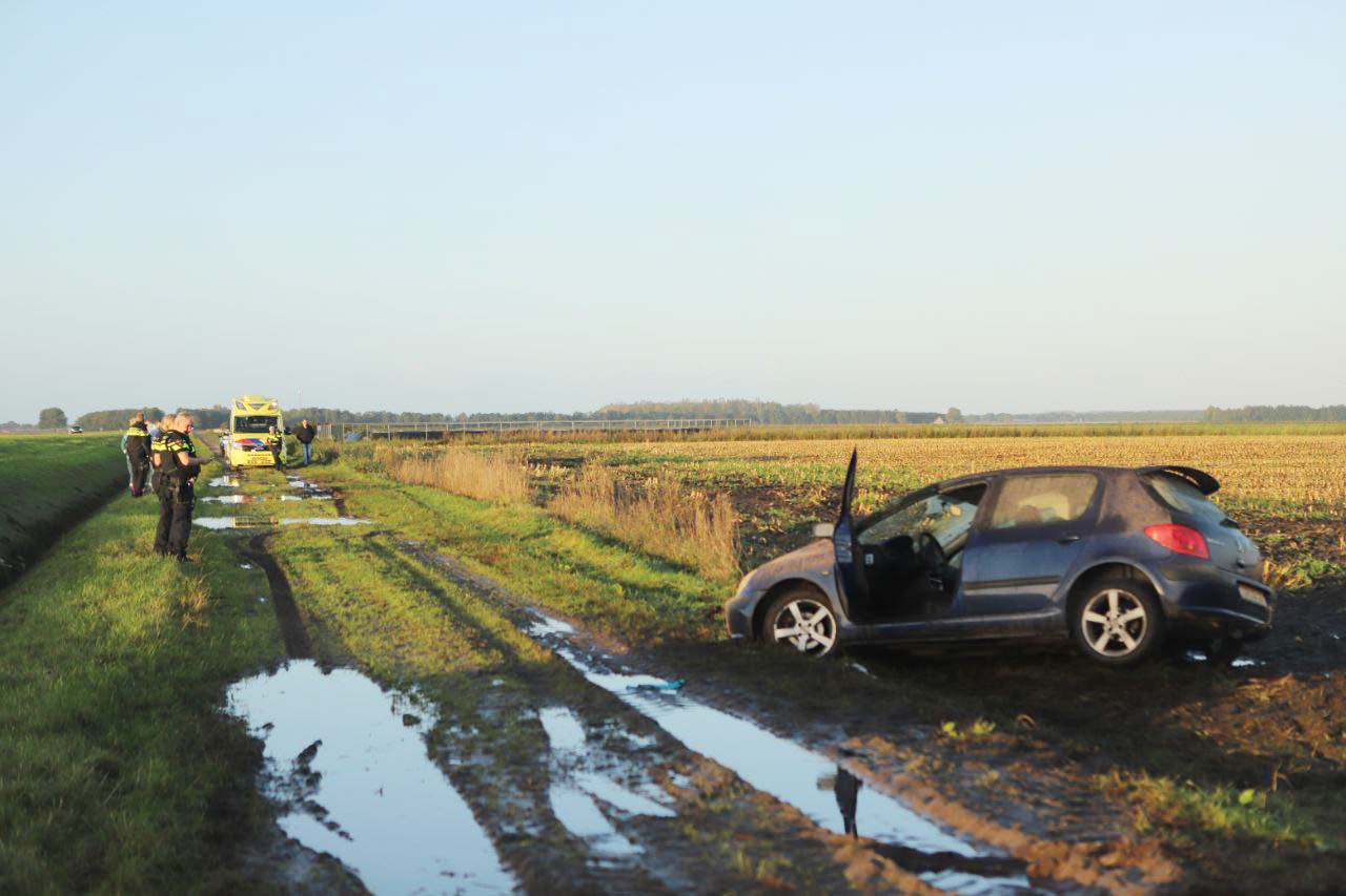 Auto zakt weg in modder nadat bestuurder wil straatje keren