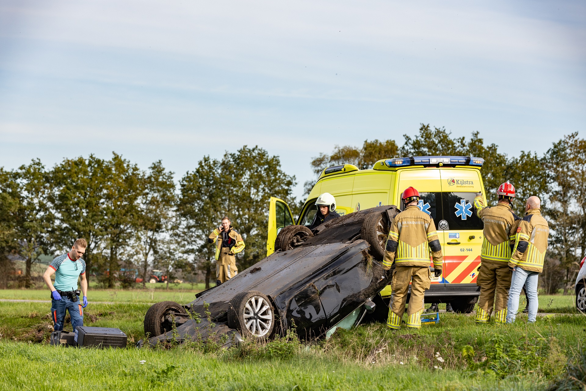 Automobilist verliest macht over stuur en vliegt over de kop