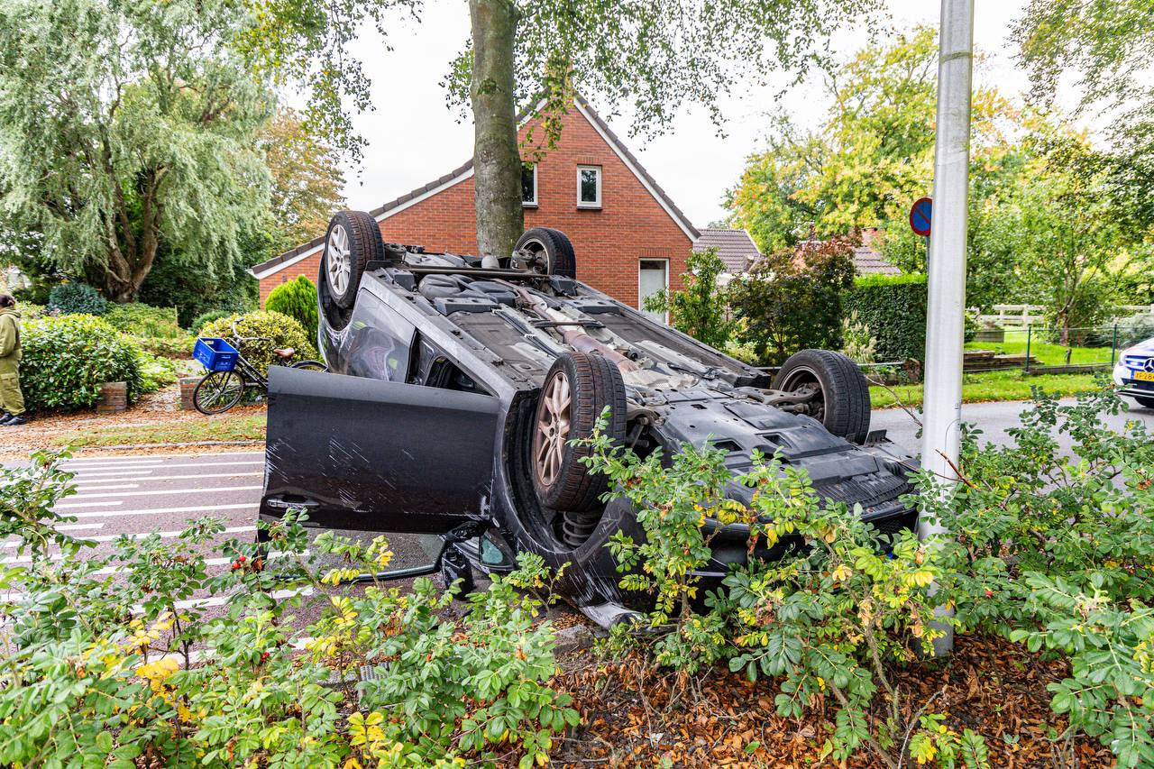 Auto belandt op kop na aanrijding