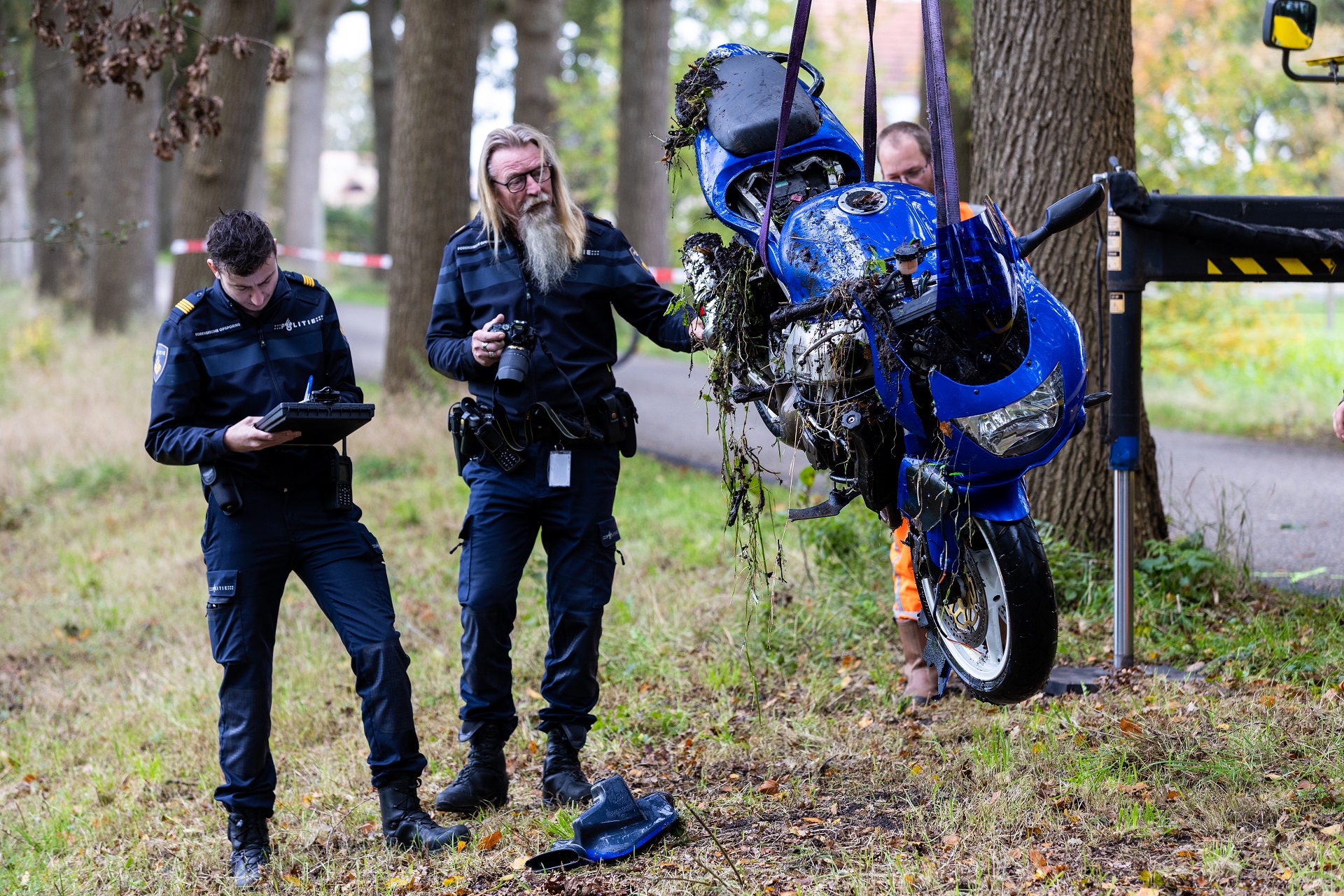 Motor belandt in sloot na botsing met auto