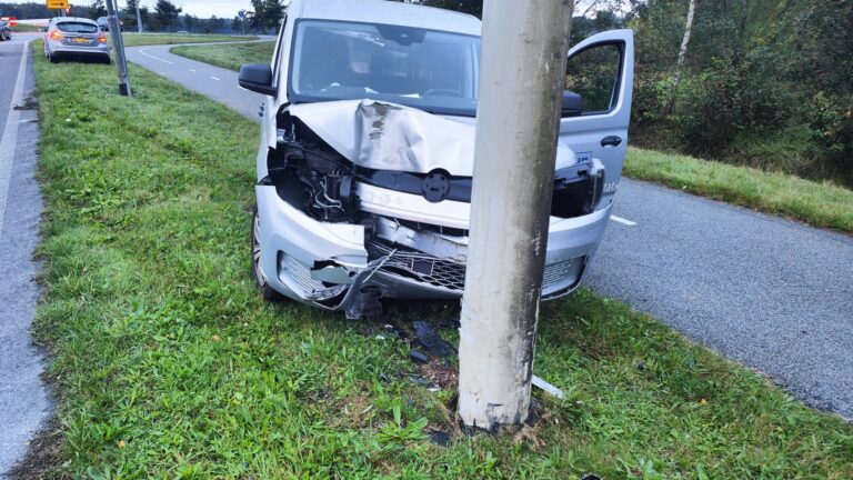 Bestuurder verliest controle over het stuur, auto botst tegen verkeerszuil