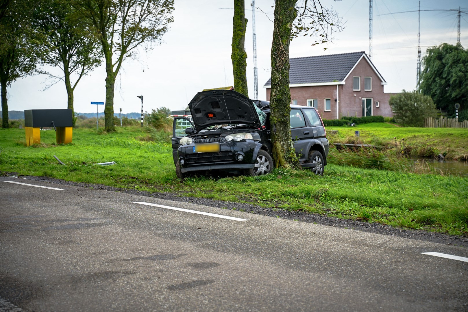 Gewonde bestuurder zit bekneld na ongeluk tegen boom