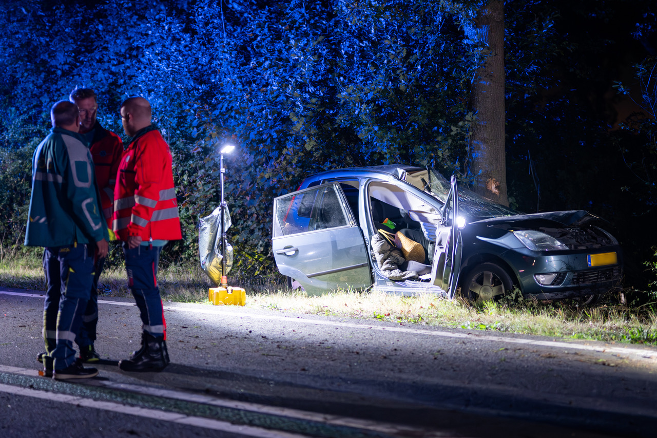 Automobilist ernstig aan toe na ongeluk tegen boom