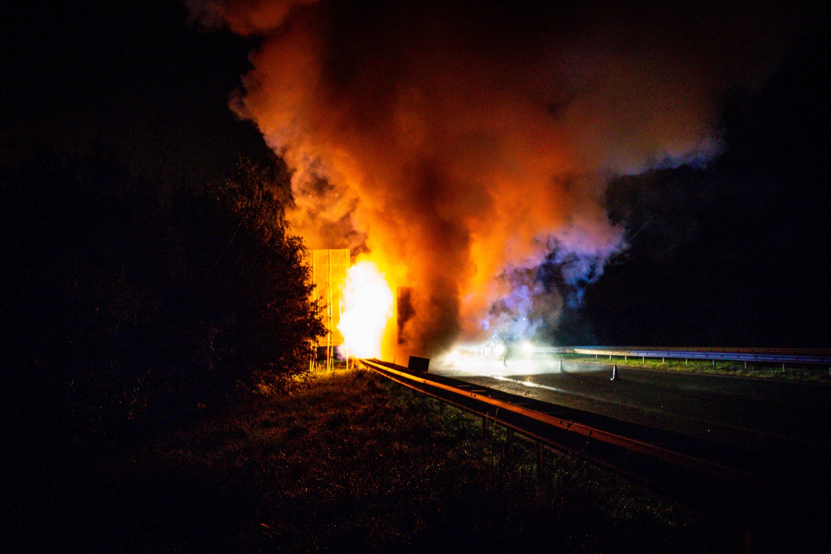 Oplegger in brand op A37, chauffeur voorkomt brand in vrachtwagen