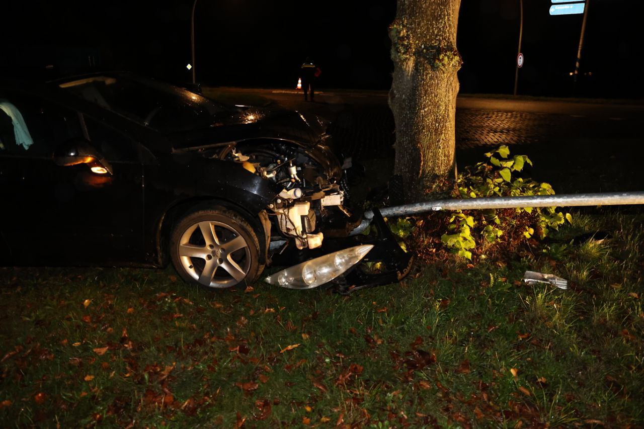 Auto Raakt Van De Weg En Botst Tegen Boom - NoorderNieuws