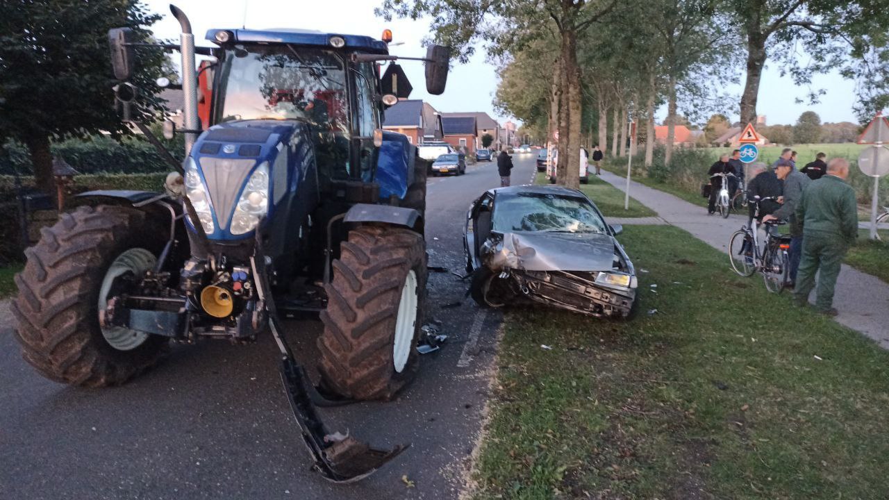 Tractor rijdt deur uit auto bij botsing