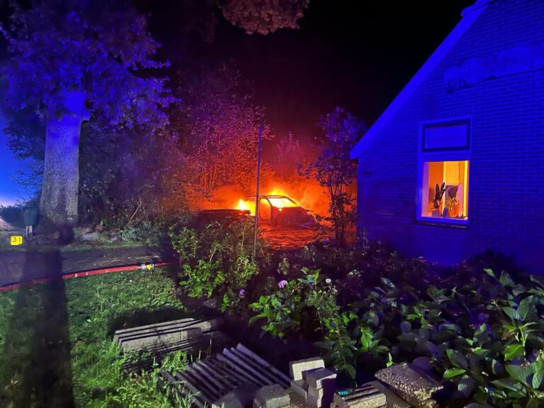 Hybrideauto vliegt in brand bij woning