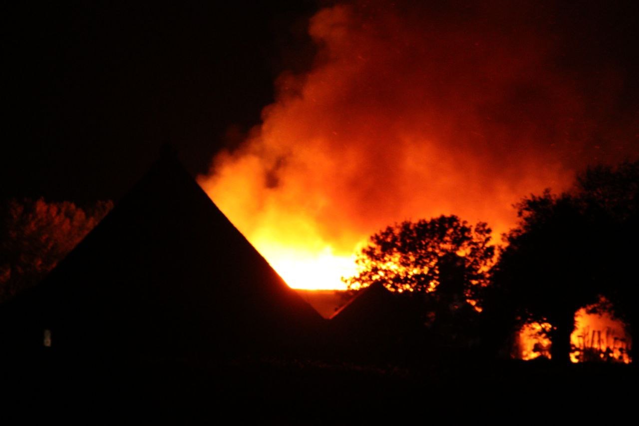 Grote vlammen bij boerderijbrand