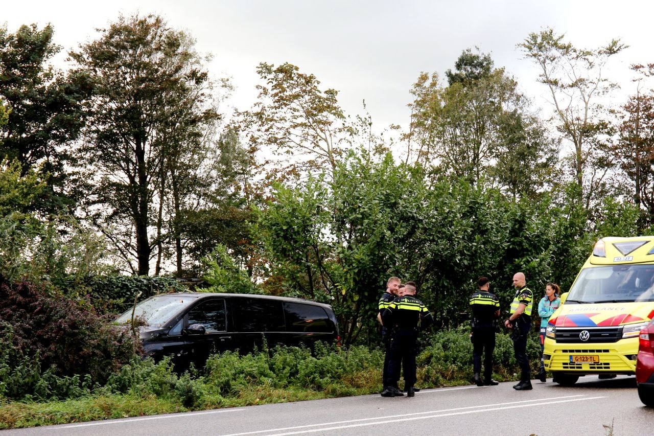 Bestelbus belandt in bosschage tijdens eenzijdig ongeval