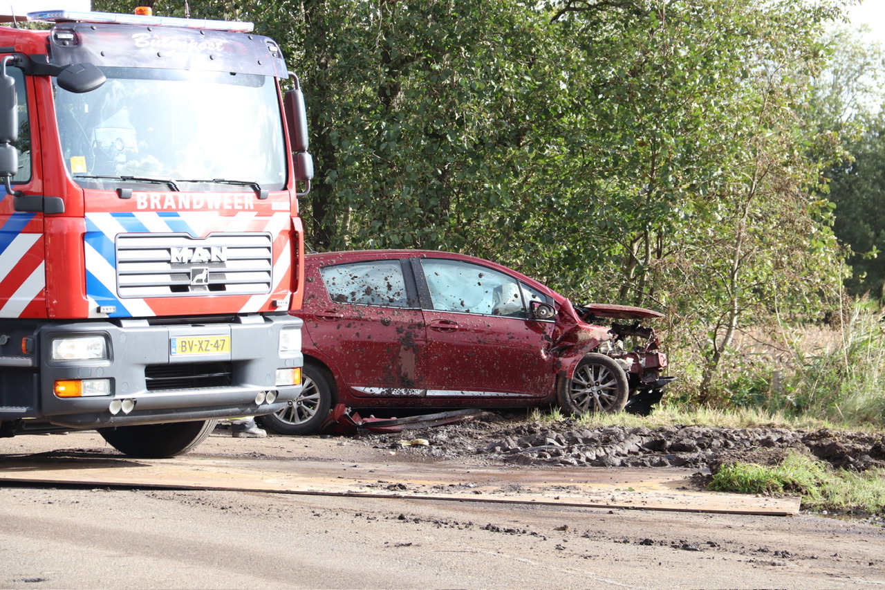 Automobilist komt in botsing met wiellader