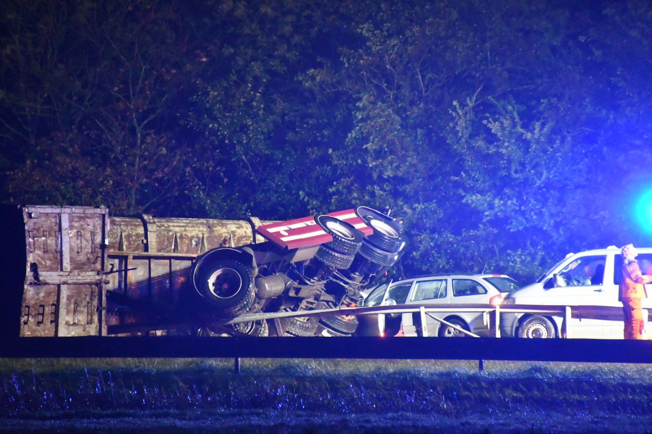 Frontale botsing: twee auto’s raken vrachtwagen die is omgevallen