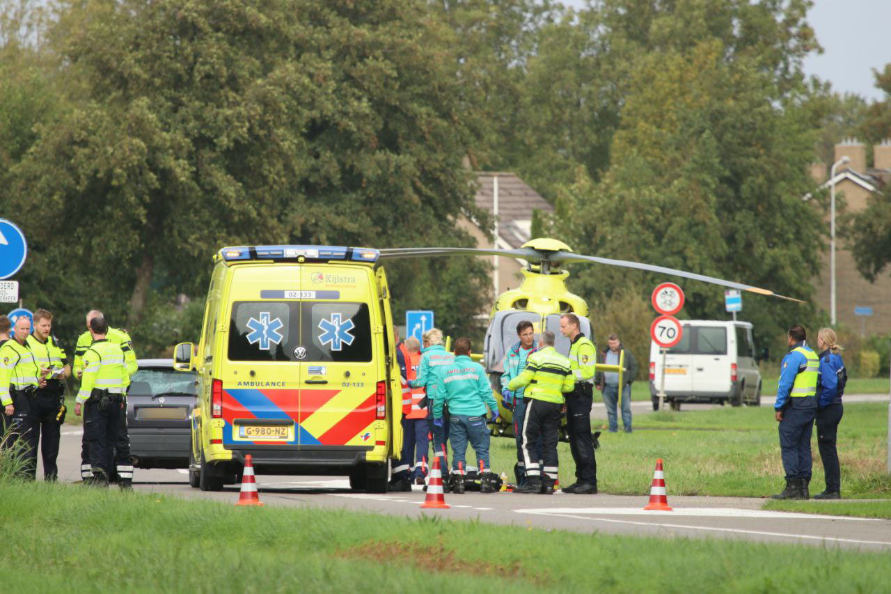 Fietser zwaargewond na botsing met auto in Franeker