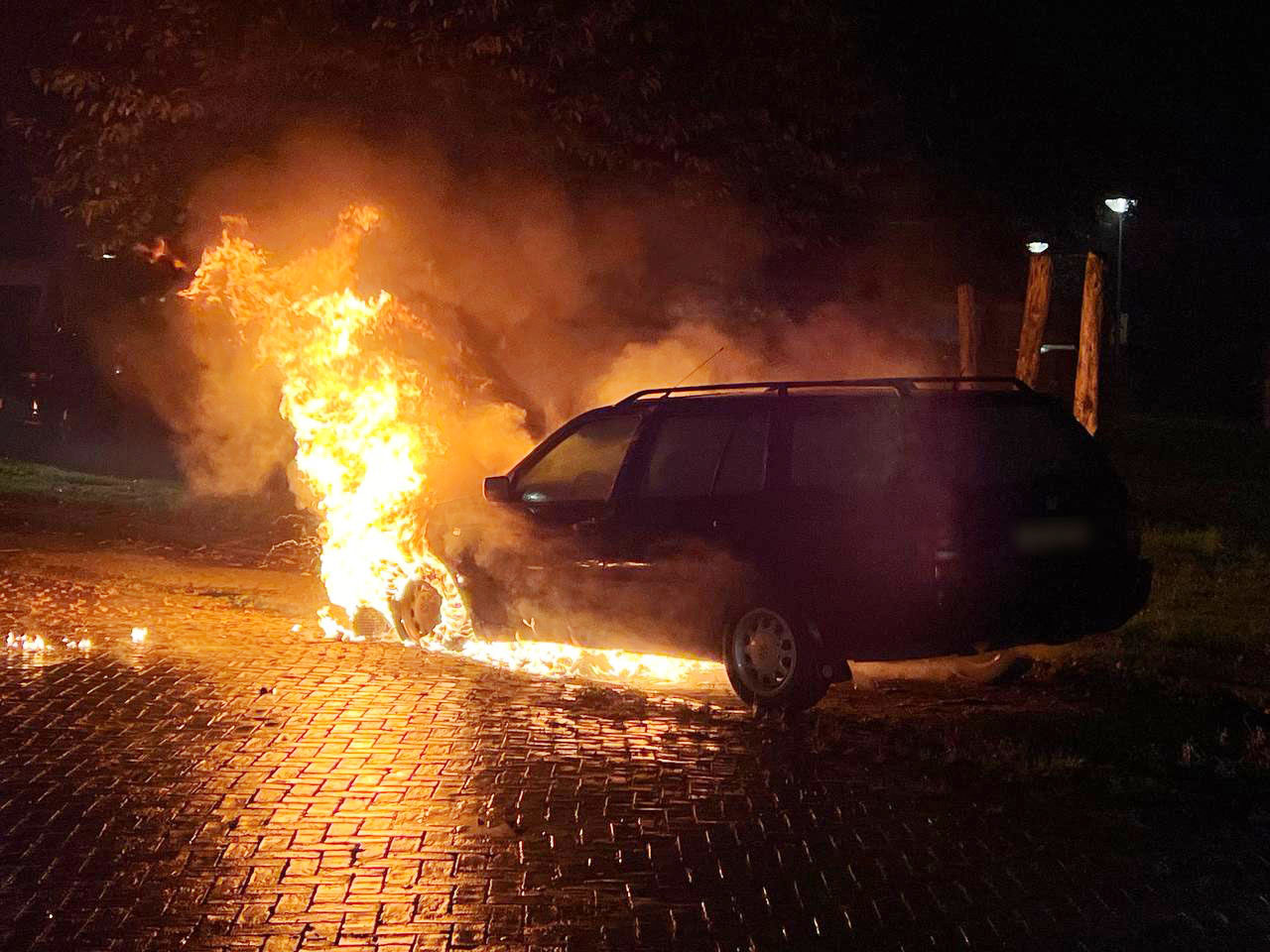Auto volledig uitgebrand, onderzoek naar oorzaak