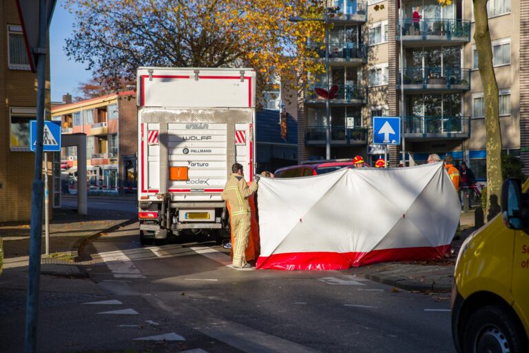 Man in scootmobiel ernstig gewond na botsing met vrachtwagen