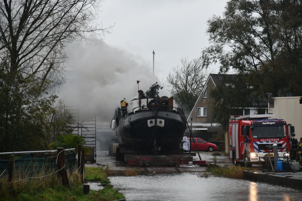 Scheepsbrand in Harlingen veroorzaakt flinke rookontwikkeling